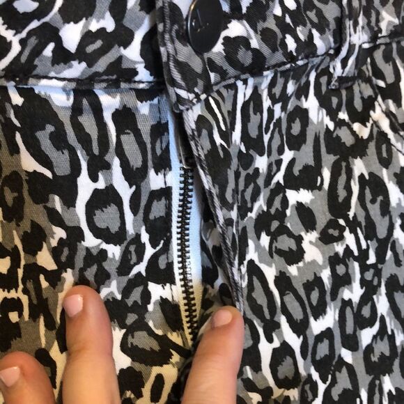 D. Jeans size 8 animal print skinny jeans - Picture 2 of 10